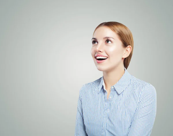 Überraschte Frau Die Auf Weißem Hintergrund Aufblickt Fröhliches Mädchenporträt — Stockfoto