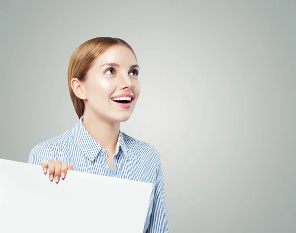 Gelukkig Zakenvrouw Witte Leeg Bord Achtergrond Met Kopie Ruimte Houden — Stockfoto