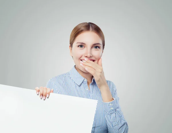 Überraschte Geschäftsfrau Lachend Und Mit Weißem Leeren Papphintergrund Mit Kopierfläche — Stockfoto