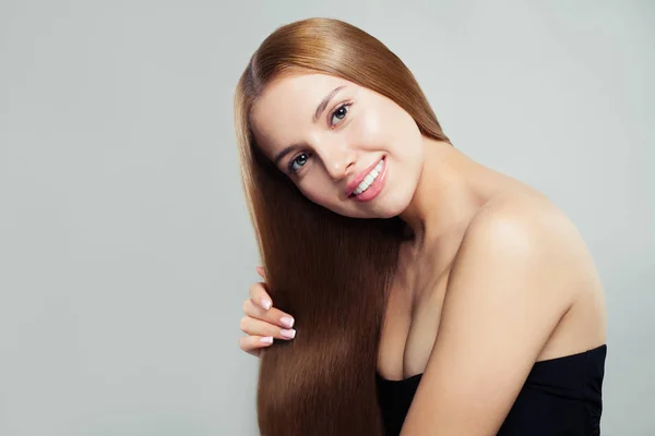 美丽的女人显示她的长的完美健康棕色头发在白色的背景 可爱的女孩与直发型 护发概念 — 图库照片