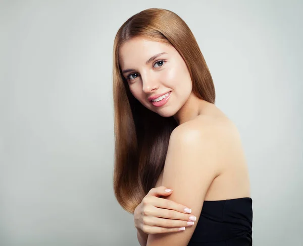 Jovem Mulher Saudável Sorrindo Fundo Branco Cuidados Com Cabelo Tratamento — Fotografia de Stock