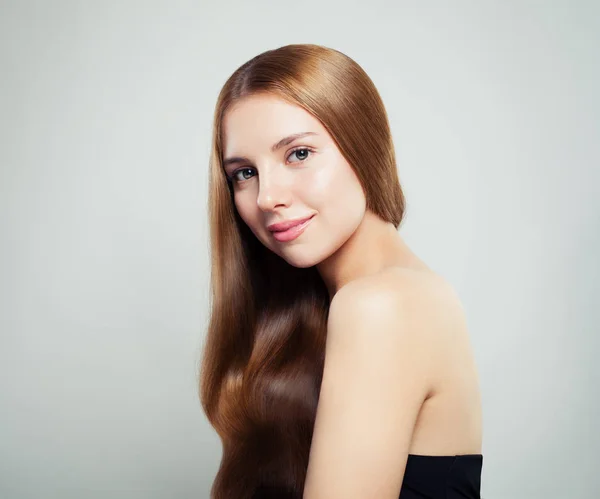 Cara Jovem Menina Bonita Com Cabelo Saudável Pele Clara Sorrindo — Fotografia de Stock