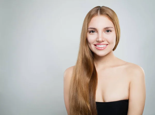 Uma Jovem Sorrir Menina Bonita Com Cabelo Saudável Pele Clara — Fotografia de Stock