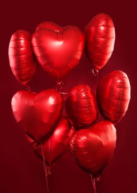 Kırmızı zemin üzerine kırmızı kalp balonlar. Sevgililer günü kavramı