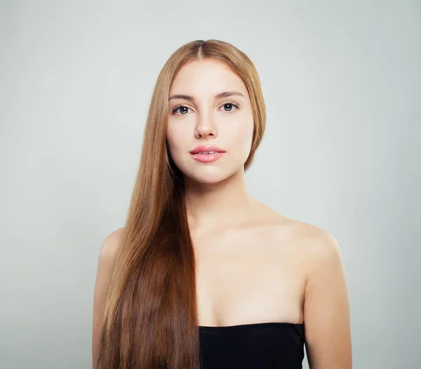 年轻的妇女与自然健康的头发和清楚的皮肤画像 — 图库照片