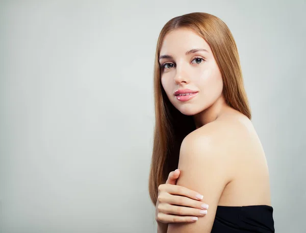 Retrato Beleza Sua Jovem Mulher Com Cabelo Saudável Pele Clara — Fotografia de Stock