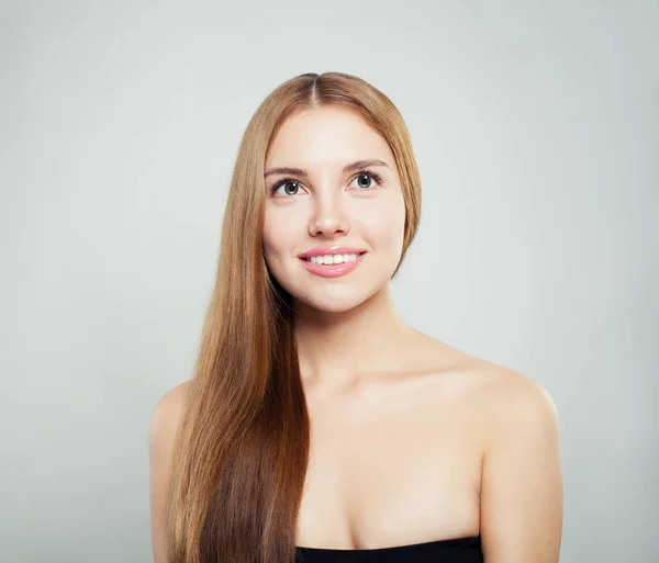 Bellissima Faccia Donna Ragazza Perfetta Con Capelli Sani Pelle Chiara — Foto Stock