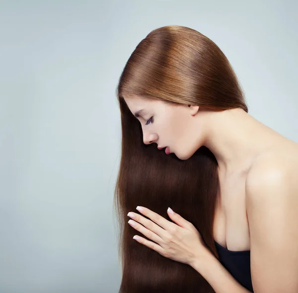 Jovem Mulher Perfeita Com Longos Cabelos Sedosos Brilhantes Fundo Branco — Fotografia de Stock