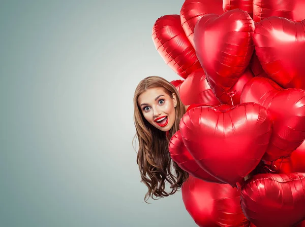 Meisje Ballonnen Hart Houden Verrast Vrouw Witte Achtergrond Verrassing Valentines — Stockfoto