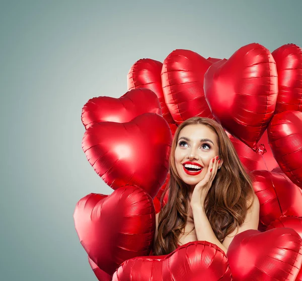 Ung Kvinna Med Ballonger Röd Hjärta Förvånad Tjej Med Röda — Stockfoto