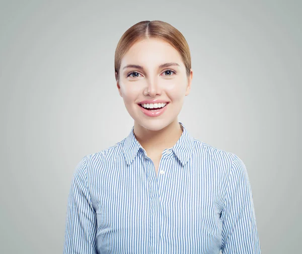 Niedliche Junge Studentin Lächelt Auf Weißem Hintergrund — Stockfoto