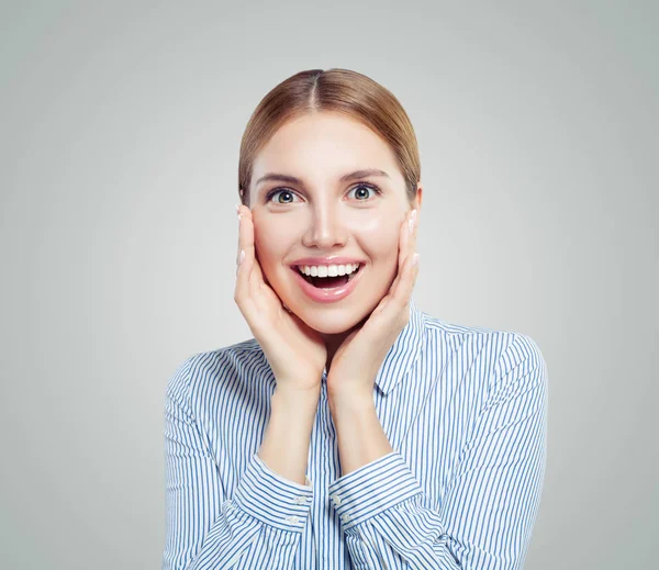 Retrato Mujer Negocios Sorprendida Estudiante Camisa Azul Sobre Fondo Blanco —  Fotos de Stock