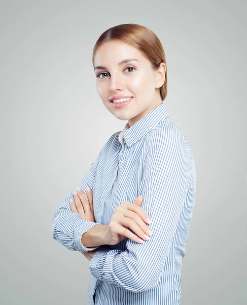 年轻的微笑的女人交叉的手臂 学生和女商人画像 — 图库照片