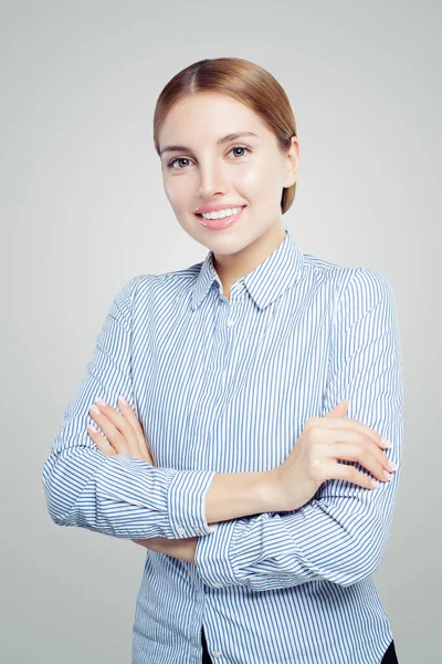 Mulher Sorridente Amigável Com Braços Cruzados Estudante Empresária Azul Branco — Fotografia de Stock