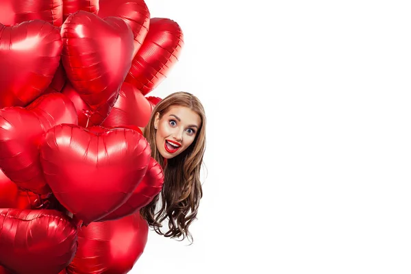 兴奋的年轻妇女与气球红色心脏查出在白色背景 惊讶的女孩 情人节的人和情人节的概念 — 图库照片