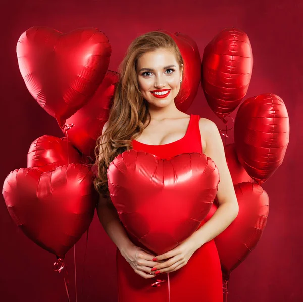 Piękna Kobieta Czerwonej Sukience Balony Czerwone Serca Tle Celebracja Holiday — Zdjęcie stockowe