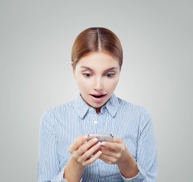 Akıllı telefon kullanan sürpriz kadın. Mutlu kadın cep telefonu