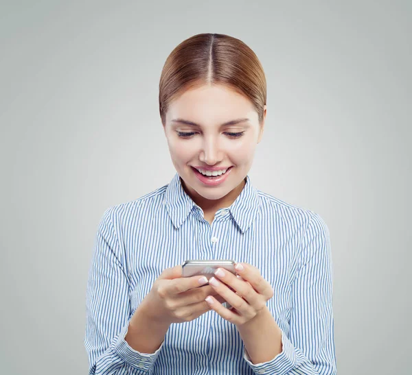 Gelukkige Vrouw Sms Mobiel Mooi Meisje Genieten Van Goed Nieuws — Stockfoto