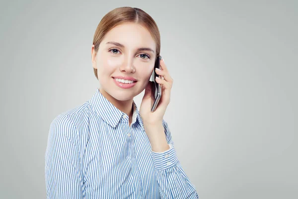 Jonge Vrouw Met Mobiele Telefoon Slim Meisje Glimlachend Het Gebruik — Stockfoto