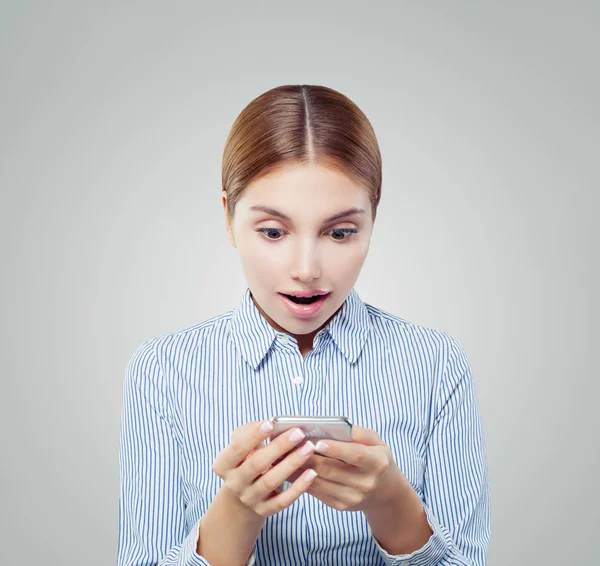 Verrast Vrouw Met Behulp Van Smartphone Gelukkige Vrouw Mobiele Telefoon — Stockfoto