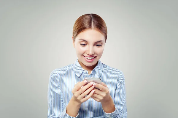 Meisje Met Telefoon Gelukkige Vrouw Met Behulp Van Slimme Telefoon — Stockfoto