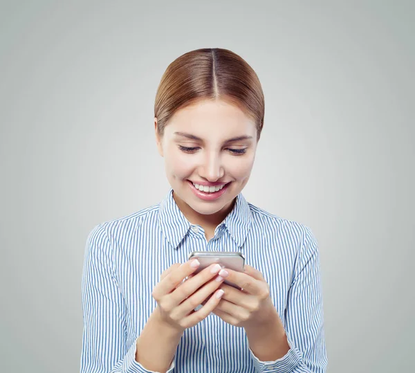 Vrolijke Jongedame Mobiele Telefoon Gelukkig Meisje Chatten — Stockfoto