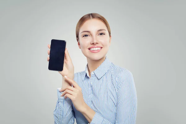 Meisje Weergegeven Mobiele Telefoon Met Lege Kopie Ruimte Gelukkige Vrouw — Stockfoto