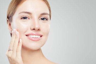 Güzel kız Takı seti ile. Kadın elmas küpe takı modeli. Güzellik ve aksesuarları