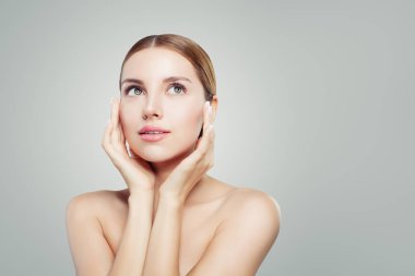 Güzel bir kadın yüzü. Mükemmel açık cilt yakın portre kadar güzel kızla. Yüz kaldırma, spa ve kozmetik kavramı. 
