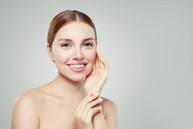 Genç kadın yüzü. Sağlıklı cilt mükemmel kız. Sağlık ve spa konsept. 