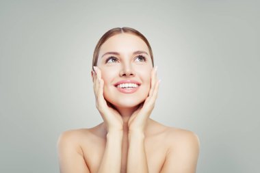 Gülümseyen ve kopya alanı zemin üzerine ararken kadın. Sağlıklı açık cilt güzel kızla. Yüz tedavisi, Cilt Bakımı ve kozmetik kavramı. 