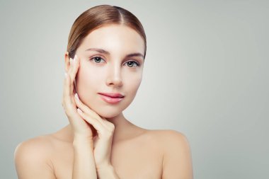 Güzel spa kadın yüzü. Sağlıklı açık cilt güzel kızla. Yüz tedavisi, Cilt Bakımı ve kozmetik kavramı. 