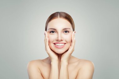 Genç kadın modeli yüz mükemmel. Sağlıklı cilt güzel kızla. Cilt bakım ve kozmetik kavramı. 