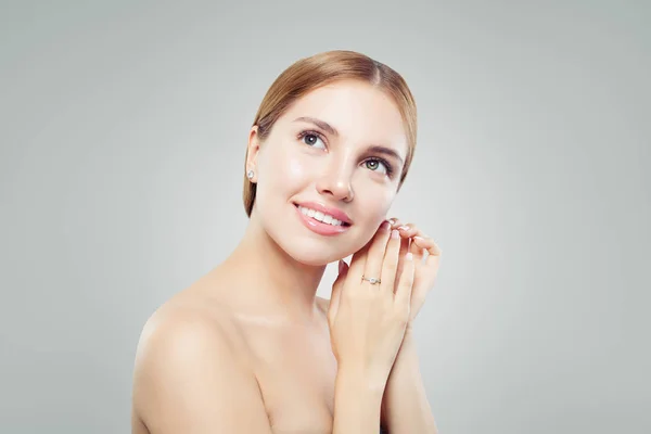 Mulher Sorridente Bonita Com Brincos Diamante Anel Fundo Branco Retrato — Fotografia de Stock