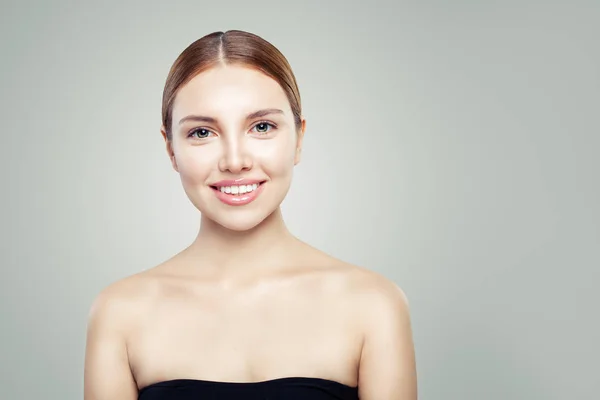 Usmívající Žena Zdravou Kůží Tvář Mladého Dokonalý Model Obličejové Ošetření — Stock fotografie