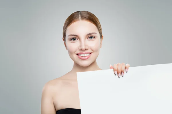 Tökéletes Modell Lány Mutatja Fehér Üres Papír Jelzőtábla Marketing Reklám — Stock Fotó