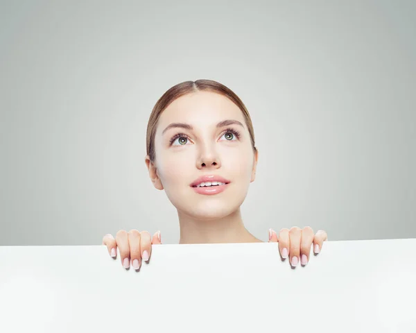 Healthy Woman Looking Holding White Empty Paper Board Background Copy — Stock Photo, Image