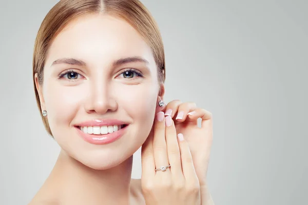 Menina Bonita Com Jóias Conjunto Jóias Diamante Para Mulher Brincos Fotos De Bancos De Imagens Sem Royalties