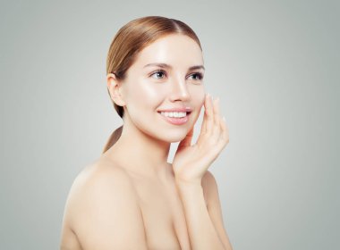 Mutlu kadın spa modeli portre. Beyaz üzerine sağlıklı açık cilt ile gülümseyen kız