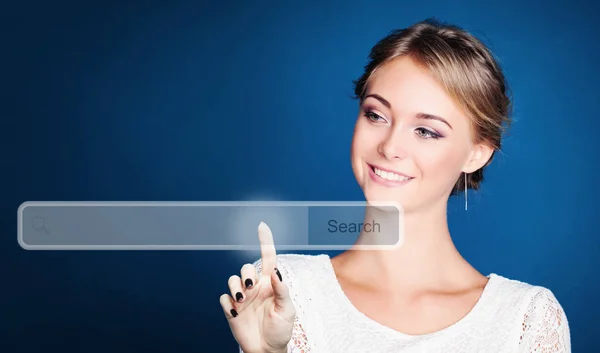 Gelukkig Woman Wijzend Naar Lege Adresbalk Virtuele Webbrowser Blauwe Achtergrond — Stockfoto