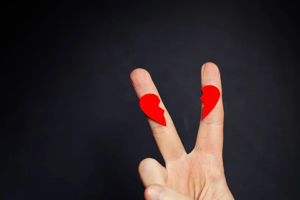 Δύο Δάχτυλα Άνθρωποι Σπασμένη Καρδιά Φόντο Μαυροπίνακας Κενό — Φωτογραφία Αρχείου