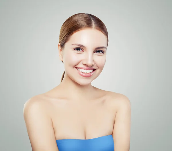 Jovem Menina Bonita Sorrindo Retrato — Fotografia de Stock