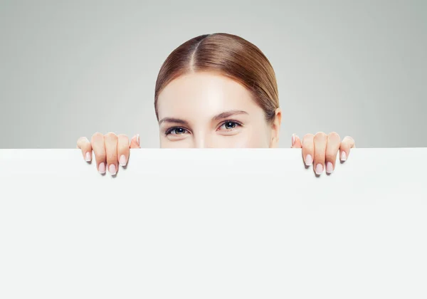 Jovem Mulher Feliz Olhando Para Fora Branco Papel Vazio Quadro — Fotografia de Stock