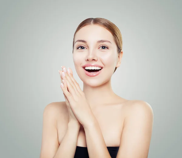 Opgewonden Vrouw Lachen Blij Verrast Meisje Portret — Stockfoto