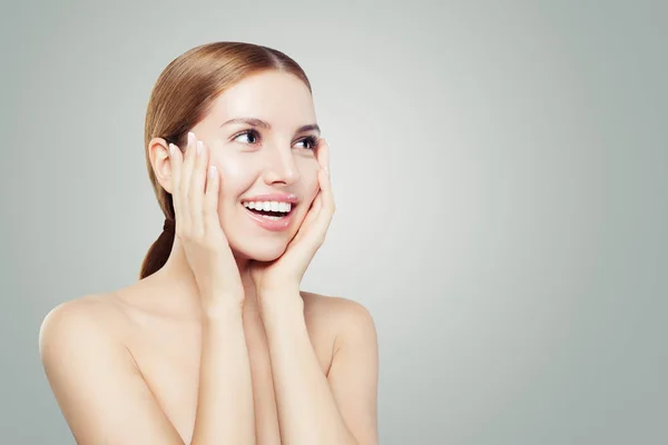 Young Surprised Woman Looking White Background Copy Space Smiling Girl — Stock Photo, Image