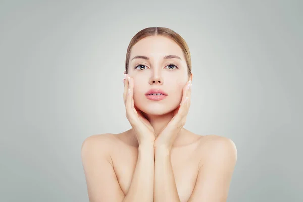 Schöne Model Frau Die Ihr Gesicht Wangenbereich Berührt Gesichtsbehandlung Facelifting — Stockfoto