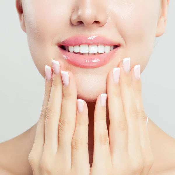 Hermosos Labios Femeninos Con Maquillaje Rosa Brillante Manos Cuidadas Con — Foto de Stock