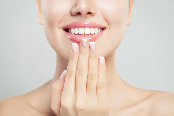 Naturalne Piękno Pojęcie Zbliżenie Kobieta Uśmiech Naturalnych Różowe Usta Francuski — Zdjęcie stockowe