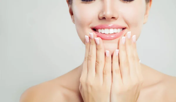 Joven Cara Mujer Cerca Labios Femeninos Brillantes Rosados Con Maquillaje — Foto de Stock