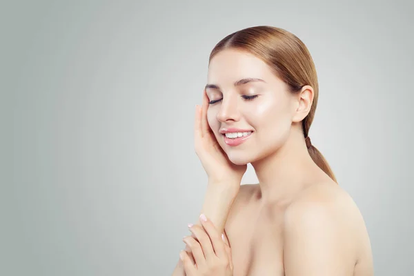 Junges Modelgesicht Gesunde Frau Lächelt Auf Weißem Hintergrund Hautpflegekonzept — Stockfoto